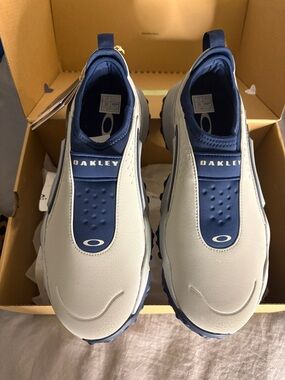 NWT Oakley Edge Icon Men's Slip-On Sneakers — Navy and cement